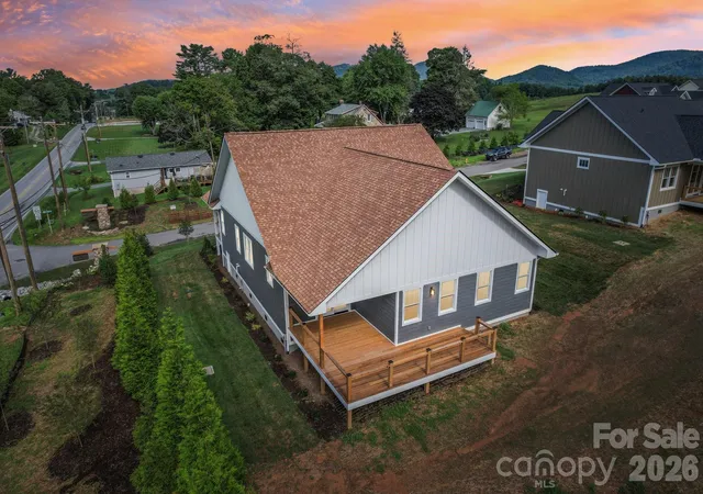 3rd image of 20 Maple Knoll Dr, Hendersonville, NC 28792 | MLS# 4120243