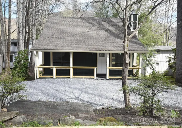 Photo 3 of Single family home for sale at 20 Lisa Ln, Maggie Valley, NC 28751 | MLS# 4126397 | Listing updated on 2025-10-15