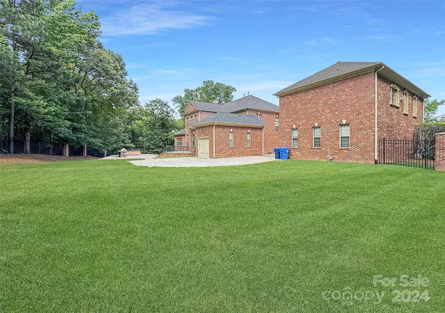 Photo 4 of Single family home for sale at 9100 Woodhall Lake Dr, Waxhaw, NC 28173 | MLS# 4151190 | Listing updated on 2026-04-15