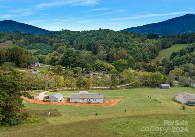 Photo 4 of Single family home for sale at 3734 Snow Crk Rd, Bakersville, NC 28705 | MLS# 4187150 | Listing updated on 2026-04-15