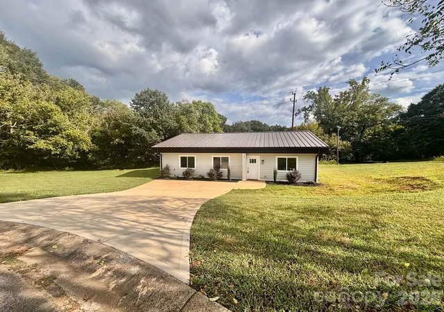 Photo 2 of Single family home for sale at 901 Linney Ln, Shelby, NC 28152 | MLS# 4188208 | Listing updated on 2026-09-14