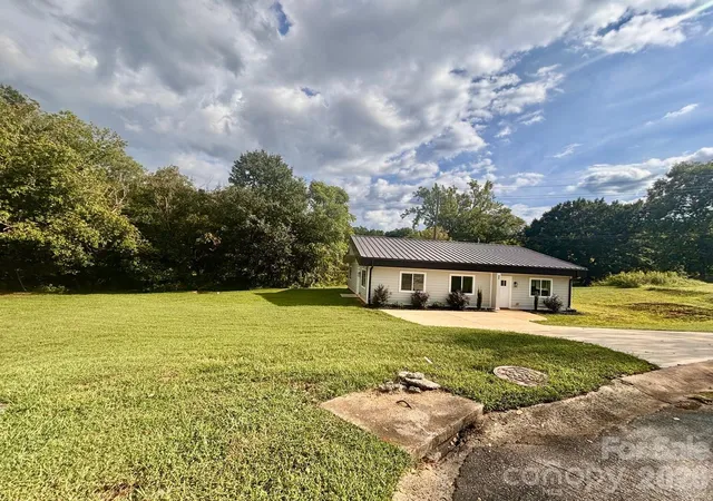 Photo 3 of Single family home for sale at 901 Linney Ln, Shelby, NC 28152 | MLS# 4188208 | Listing updated on 2026-09-14