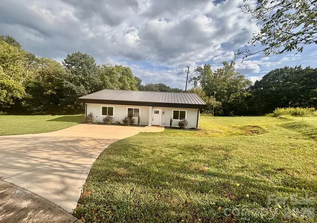 Photo 3 of Single family home for sale at 901 Linney Ln, Shelby, NC 28152 | MLS# 4188208 | Listing updated on 2026-09-14