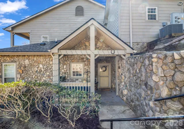 Listing Photo 5 - Condo for sale in building located at 158 Stonecrest Ct, Lake Lure, NC 28746