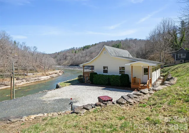 Homes for sale in Bakersville, NC | 427 Johnson Cemetery Rd, Bakersville, NC 28705 | MLS# 4239752