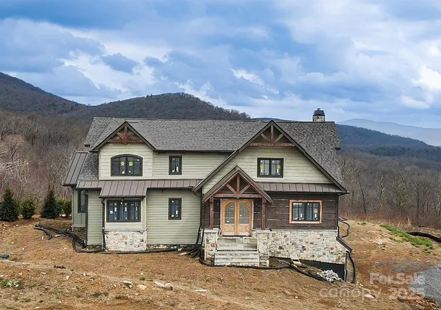 Photo 2 of Single family home for sale at 475 Dancing Bear Dr, Hendersonville, NC 28792 | MLS# 4244020 | Listing updated on 2026-05-07