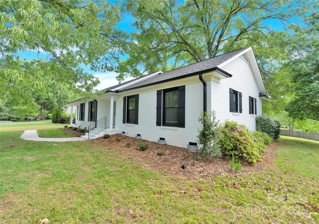 3rd image of 6600 Knightswood Dr, Charlotte, NC 28226 | MLS# 4249249