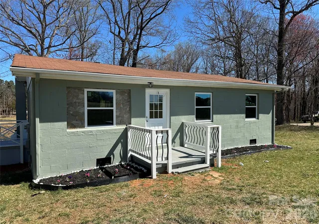 Photo 2 of Single family home for sale at 209 Brookview Rd, Statesville, NC 28625 | MLS# 4249686 | Listing updated on 2026-09-29