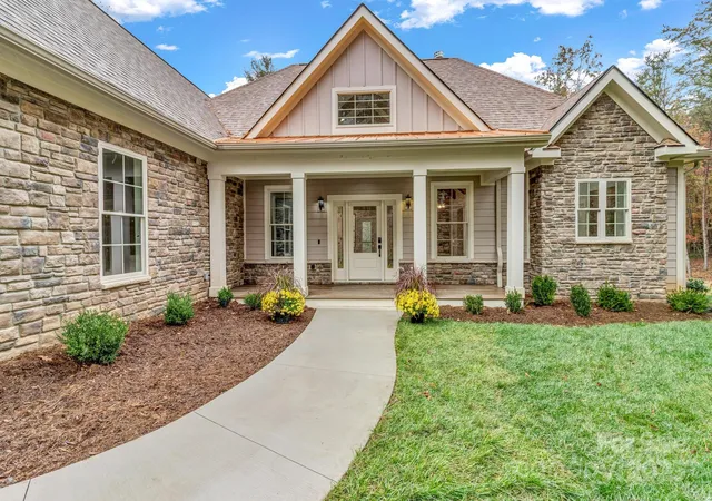 Photo 2 of Single family home for sale at 844 Settlers Trl, Mars Hill, NC 28754 | MLS# 4253939 | Listing updated on 2026-06-24