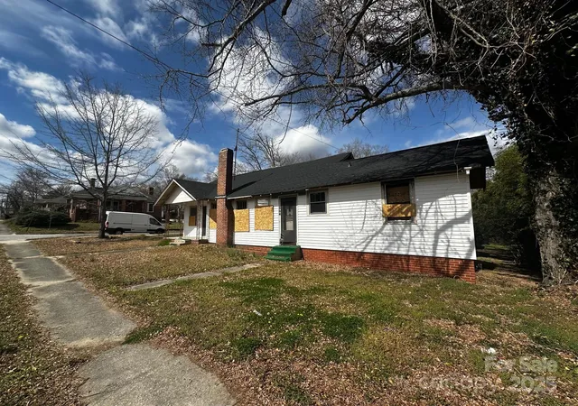 Photo 3 of Single family home for sale at 306 E Arch St, Lancaster, SC 29720 | MLS# 4258082 | Listing updated on 2026-09-24