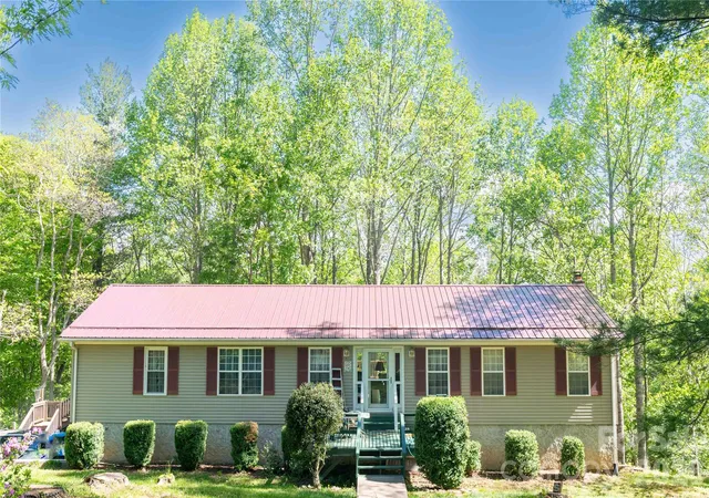 Photo 2 of Single family home for sale at 120 Powderhorn Dr, Burnsville, NC 28714 | MLS# 4258833 | Listing updated on 2026-10-03