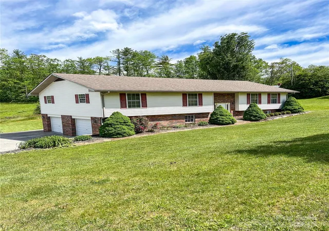 Photo 1 of Single family home for sale at 660 Halltown Rd, Spruce Pine, NC 28777 | MLS# 4262681 | Listing updated on 2026-09-17