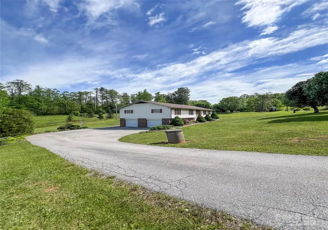 Photo 2 of Single family home for sale at 660 Halltown Rd, Spruce Pine, NC 28777 | MLS# 4262681 | Listing updated on 2026-09-17