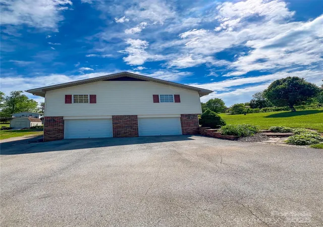 Photo 3 of Single family home for sale at 660 Halltown Rd, Spruce Pine, NC 28777 | MLS# 4262681 | Listing updated on 2026-09-17