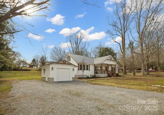 2nd image of 227 Ashmore Ave, Hendersonville, NC 28791 | MLS# 4263833