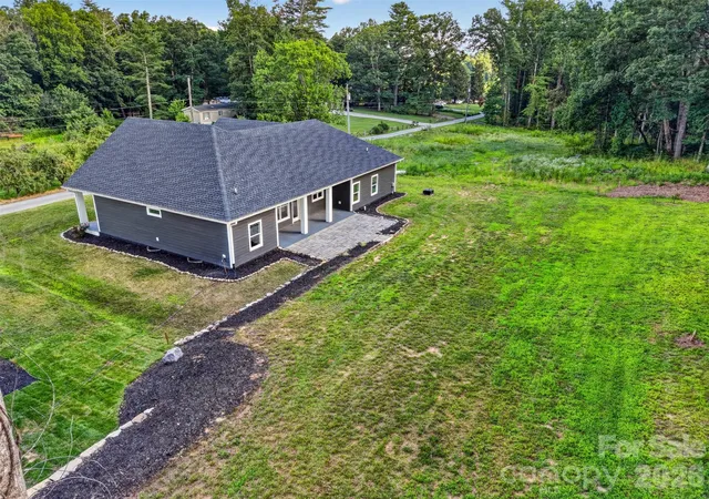 Photo 3 of Single family home for sale at 86 Point Hope Ln, Hendersonville, NC 28792 | MLS# 4264564 | Listing updated on 2026-07-23