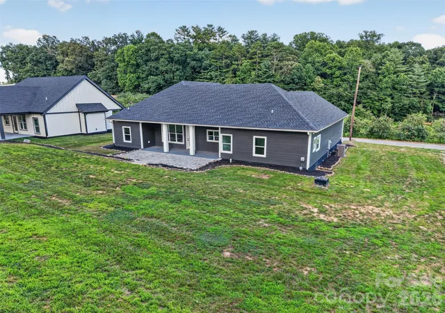 Photo 3 of Single family home for sale at 86 Point Hope Ln, Hendersonville, NC 28792 | MLS# 4264564 | Listing updated on 2026-09-28