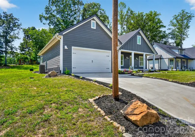 Photo 4 of Single family home for sale at 86 Point Hope Ln, Hendersonville, NC 28792 | MLS# 4264564 | Listing updated on 2026-09-28