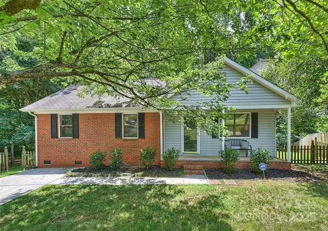 Photo 1 of Single family home for sale at 6115 Coltswood Ct, Charlotte, NC 28211 | MLS# 4271652 | Listing updated on 2026-09-25