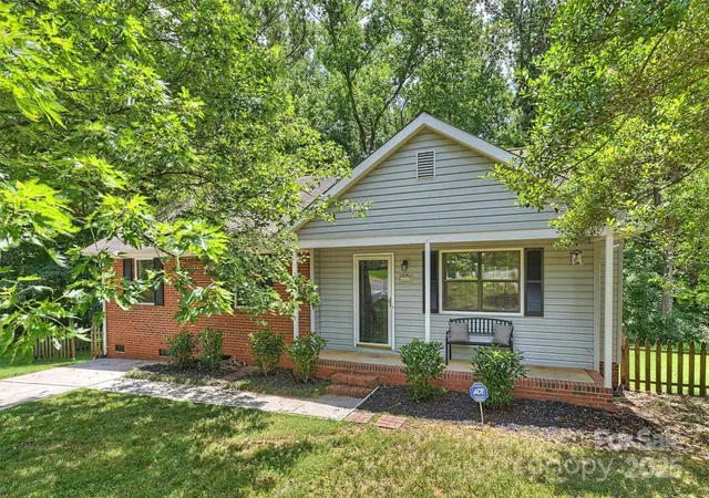 Photo 1 of Single family home for sale at 6115 Coltswood Ct, Charlotte, NC 28211 | MLS# 4271652 | Listing updated on 2026-09-25