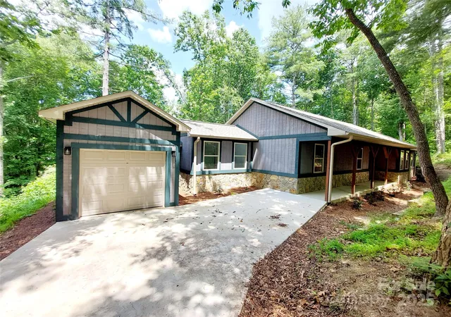 Photo 1 of Single family home for sale at 93 Badger Run, Hendersonville, NC 28739 | MLS# 4273888 | Listing updated on 2026-09-29