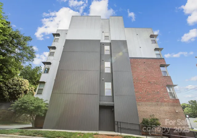 3rd image of 630 Calvert St, Charlotte, NC 28208
