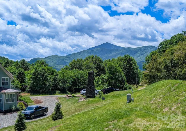 Photo 3 of Single family home for sale at 338 Majestic Mountain Dr, Burnsville, NC 28714 | MLS# 4277521 | Listing updated on 2026-07-31