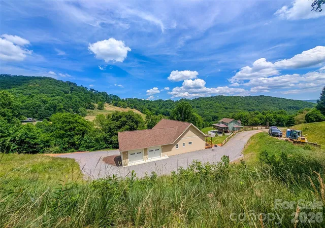 Photo 2 of Single family home for sale at 338 Majestic Mountain Dr, Burnsville, NC 28714 | MLS# 4277521 | Listing updated on 2026-07-31
