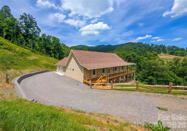 Photo 4 of Single family home for sale at 338 Majestic Mountain Dr, Burnsville, NC 28714 | MLS# 4277521 | Listing updated on 2026-07-31