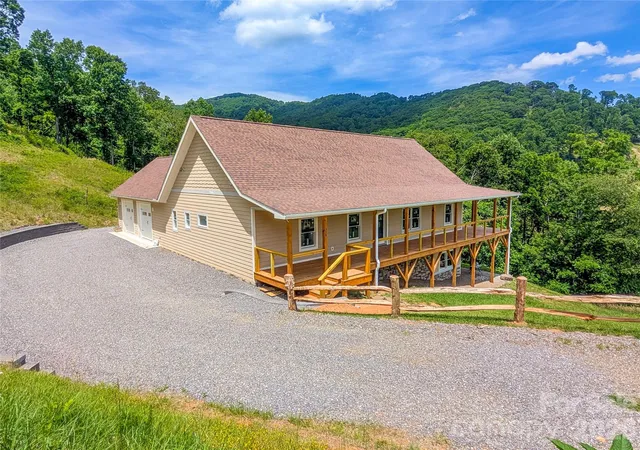 Photo 5 of Single family home for sale at 338 Majestic Mountain Dr, Burnsville, NC 28714 | MLS# 4277521 | Listing updated on 2026-07-31