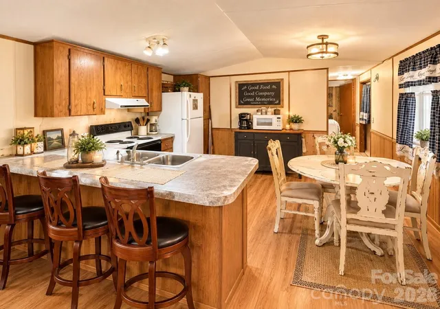 Photo 4 of Single family home for sale at 492 Chestnut Mountain Rd, Spruce Pine, NC 28777 | MLS# 4281456 | Listing updated on 2026-10-20