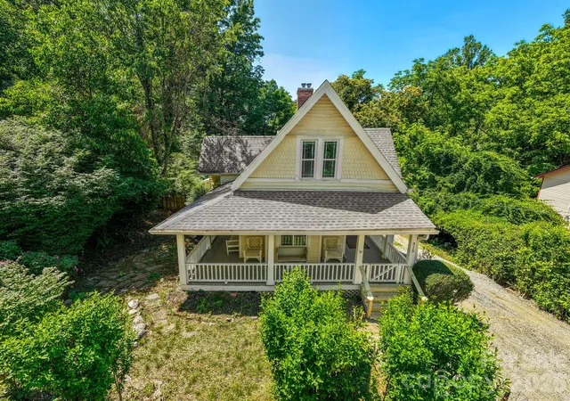 Homes for sale in Saluda, NC | 334 Greenville St, Saluda, NC 28773 | MLS# 4283368