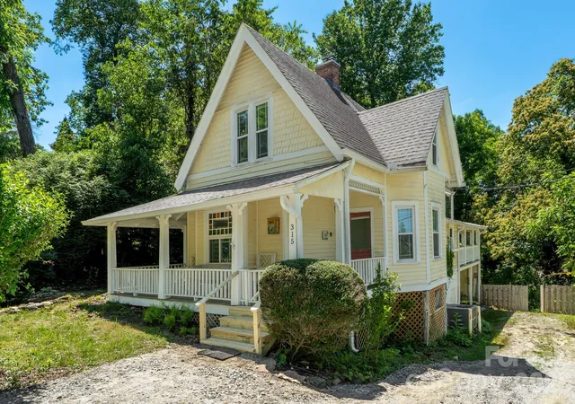 Photo 3 of Single family home for sale at 334 Greenville St, Saluda, NC 28773 | MLS# 4283368 | Listing updated on 2026-09-05
