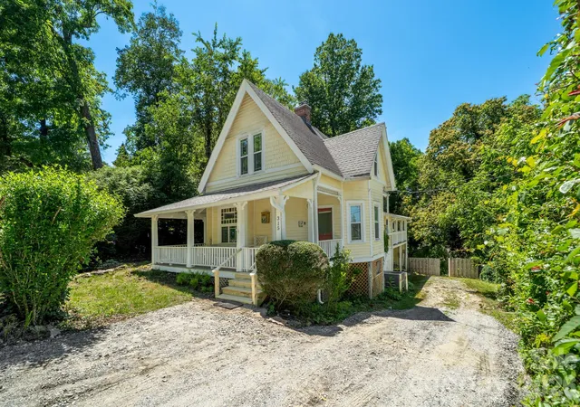 Photo 3 of Single family home for sale at 334 Greenville St, Saluda, NC 28773 | MLS# 4283368 | Listing updated on 2026-09-05