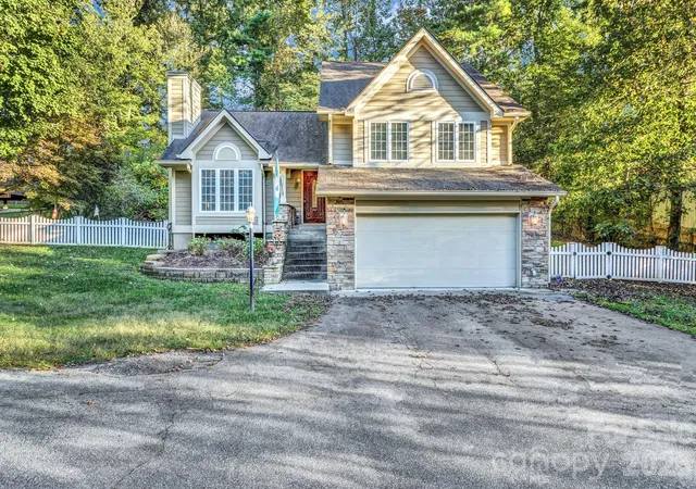 Photo 1 of Single family home for sale at 911 Fanning Brg Rd, Fletcher, NC 28732 | MLS# 4284907 | Listing updated on 2026-09-29