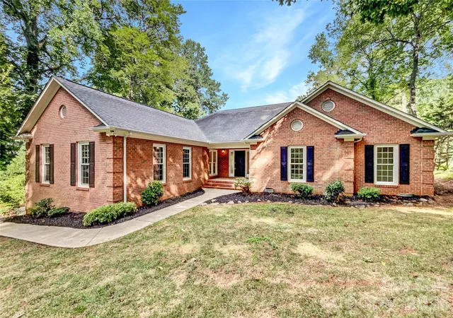 Photo 2 of Single family home for sale at 8117 Shannon Woods Ln, Matthews, NC 28104 | MLS# 4285282 | Listing updated on 2026-10-09
