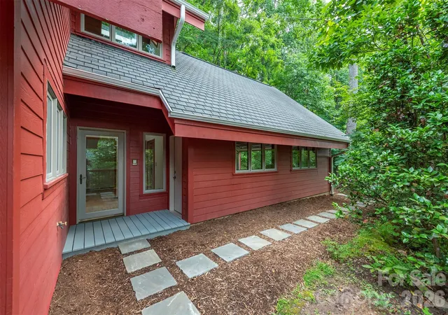 Photo 4 of Single family home for sale at 7 Winding Poplar Rd, Black Mountain, NC 28711 | MLS# 4285345 | Listing updated on 2026-10-10