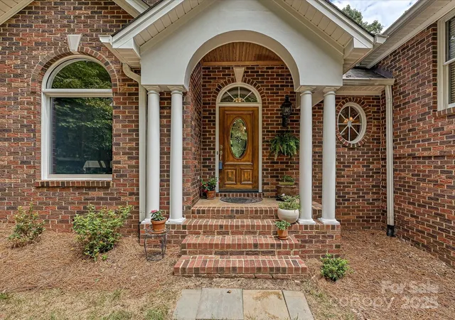 2nd image of 11902 Mountain Crest Cir, Charlotte, NC 28216 | MLS# 4286743
