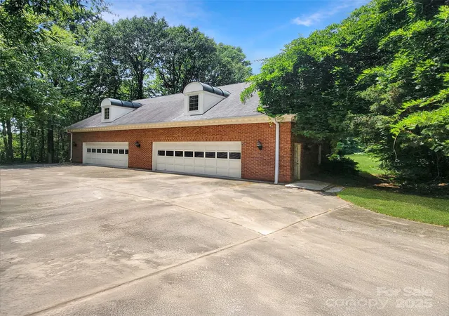 Photo 2 of Single family home for sale at 7000 Old Providence Rd, Charlotte, NC 28226 | MLS# 4286835 | Listing updated on 2026-04-15