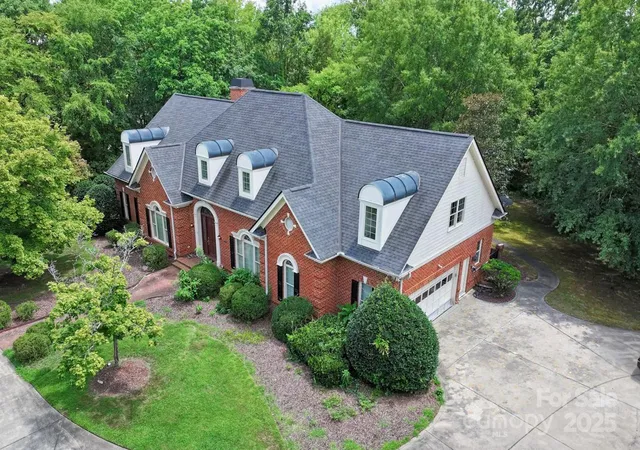 Photo 3 of Single family home for sale at 7000 Old Providence Rd, Charlotte, NC 28226 | MLS# 4286835 | Listing updated on 2026-04-15