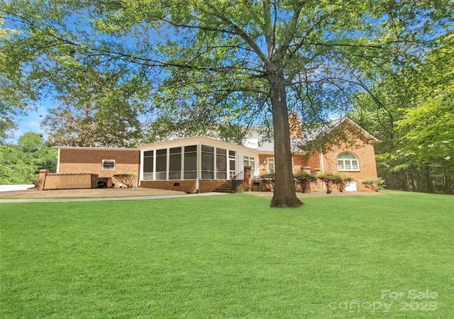 Photo 4 of Single family home for sale at 7000 Old Providence Rd, Charlotte, NC 28226 | MLS# 4286835 | Listing updated on 2026-04-15