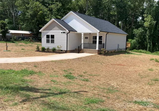 Photo 2 of Single family home for sale at 318 Davis Park Rd, Gastonia, NC 28052 | MLS# 4287400 | Listing updated on 2026-08-22