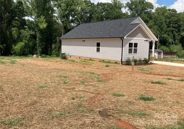 Photo 3 of Single family home for sale at 318 Davis Park Rd, Gastonia, NC 28052 | MLS# 4287400 | Listing updated on 2026-08-22