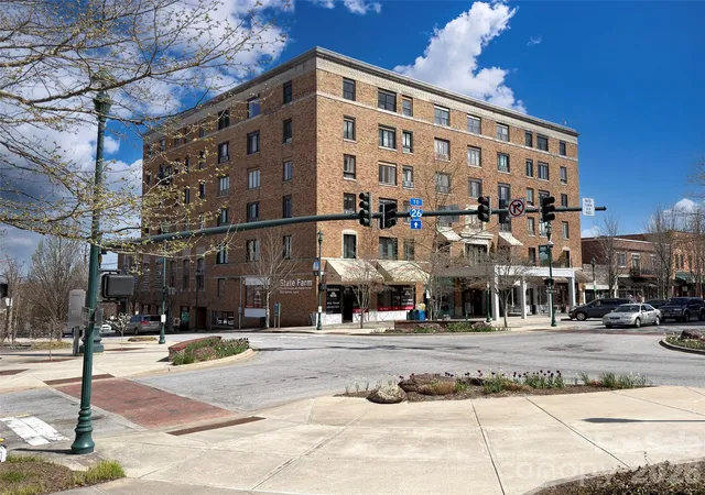 Homes for sale in Hendersonville, NC | 538 N Main St, Hendersonville, NC 28792