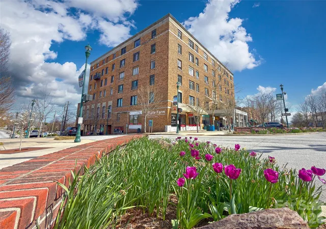 Homes for sale in Hendersonville, NC | 538 N Main Street, Hendersonville, NC 28792 | Houzeo