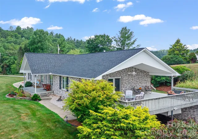 Homes for sale in Burnsville, NC | 124 W Dogwood Cir, Burnsville, NC 28714 | MLS# 4290145
