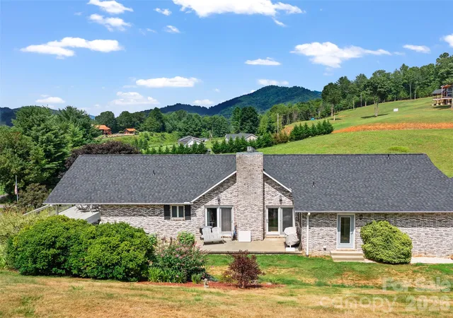 Homes for sale in Burnsville, NC | 124 W Dogwood Cir, Burnsville, NC 28714 | MLS# 4290145