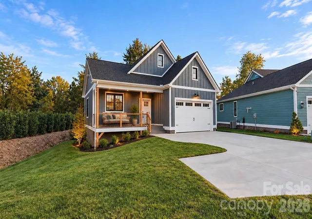 Photo 1 of Single family home for sale at 30 Olde Oak Ct, Hendersonville, NC 28792 | MLS# 4291704 | Listing updated on 2026-10-15