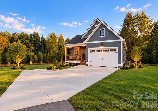 Photo 2 of Single family home for sale at 30 Olde Oak Ct, Hendersonville, NC 28792 | MLS# 4291704 | Listing updated on 2026-10-15