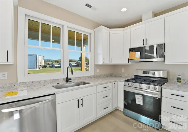 4th image of 30 Olde Oak Ct, Hendersonville, NC 28792 | MLS# 4291704
